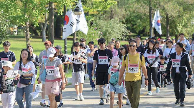 [서울=뉴시스] 홍효식 기자 = 28일 오전 서울 동작구 국립서울현충원 현충선양광장에서 열린 2024 제1회 메모리얼 하이킹에서 참가자들이 둘레길을 걷고 있다. (사진=국가보훈부 제공) 2024.09.28. photo@newsis.com *재판매 및 DB 금지