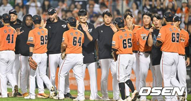 [OSEN=대전, 박준형 기자] 프로야구 한화 이글스가 만원 관중 앞에서 우승팀 KIA 타이거즈를 꺾었다. 40-40 대기록에 홈런 2개를 남겨둔 KIA 김도영은 4타수 무안타로 침묵했다.&nbsp;한화는 27일 대전 한화생명이글스파크에서 열린 2024 신한 SOL Bank KBO리그 KIA와의 홈경기를 8-0으로 승리했다.&nbsp;경기종료 후 한화 선수들이 승리의 기쁨을 나누고 있다. 2024.09.27 / soul1014@osen.co.kr