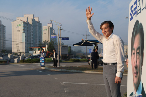 10·16 재보궐 선거 지원에 나선 조국 조국혁신당 대표가 27일 전남 영광군 칠거사거리에서 출근인사를 하고 있다. 조국혁신당 제공