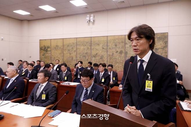 홍명보 축구 국가대표 감독이 24일 국회에서 열린 문화체육관광위원회 전체회의에 출석해 의원 질의에 답하고 있다.2024.09.24 문재원 기자