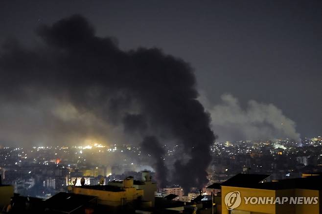 이스라엘군의 공습 이후 검은 연기가 치솟는 레바논 수도 베이루트 남부 외곽지역 [AP 연합뉴스. 재판매 및 DB 금지]