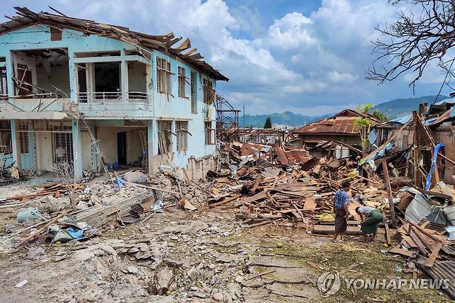 미얀마군 폭격으로 파괴된 라시오 건물 [AFP 연합뉴스 자료사진. 재판매 및 DB 금지]