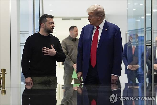 도널드 트럼프 전 미국 대통령과 볼로디미르 젤렌스키 우크라이나 대통령 (뉴욕 AP=연합뉴스) 27일(현지시간) 미국 뉴욕 트럼프타워에서 회동한 도널드 트럼프 전 미국 대통령(오른쪽)과 볼로디미르 젤렌스키 우크라이나 대통령(왼쪽). 2024.9.27