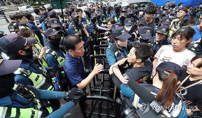 대구퀴어문화축제, 집회장소 범위 놓고 대치 (대구=연합뉴스) 윤관식 기자 = 28일 대구 중구 반월당사거리인근 달구벌대로에서 '제16회 대구퀴어문화축제'개최를 앞두고 퀴어축제조직위원회 측과 경찰이 집회 장소 범위를 두고 대치하고 있다. 2024.9.28 psik@yna.co.kr