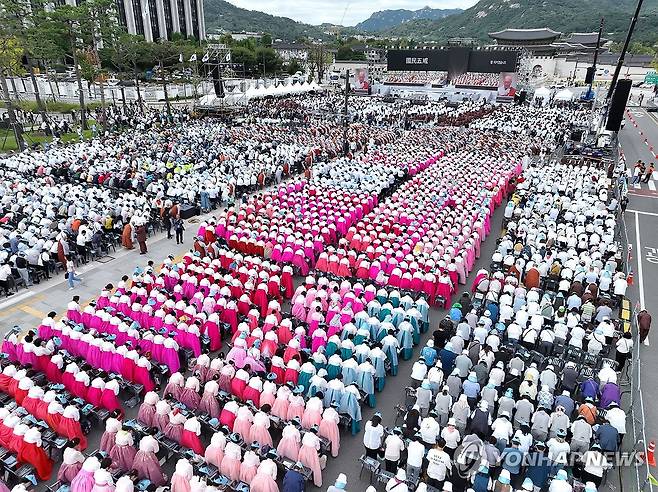 '다함께 불심 담아' (서울=연합뉴스) 류영석 기자 = 28일 오후 서울 광화문광장에서 열린 2024 불교도 대법회(2024 국제선명상대회)를 찾은 불교 신자들이 기도를 하고 있다. 2024.9.28 ondol@yna.co.kr