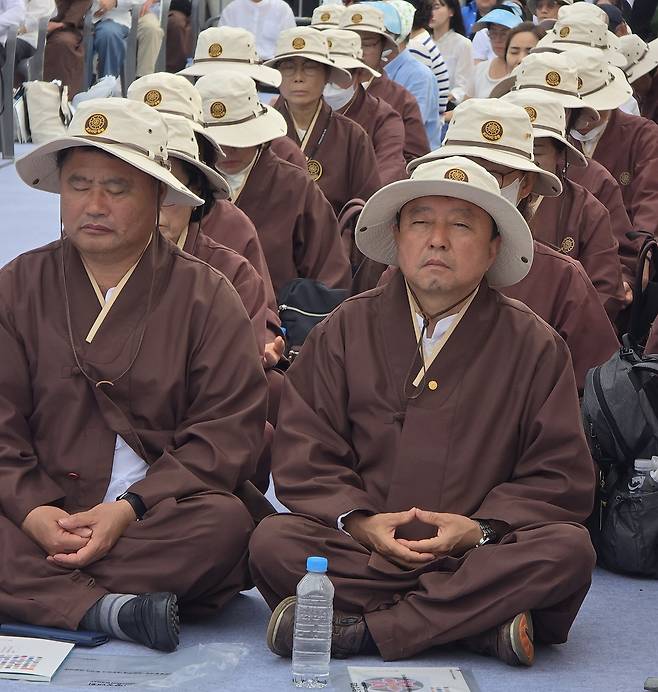 명상하는 재가자들 (서울=연합뉴스) 이세원 기자 = 28일 오후 서울 광화문광장에서 열린 2024 국제선명상대회 개막식에서 참가자가 5분 명상을 하고 있다. 2024.9.28