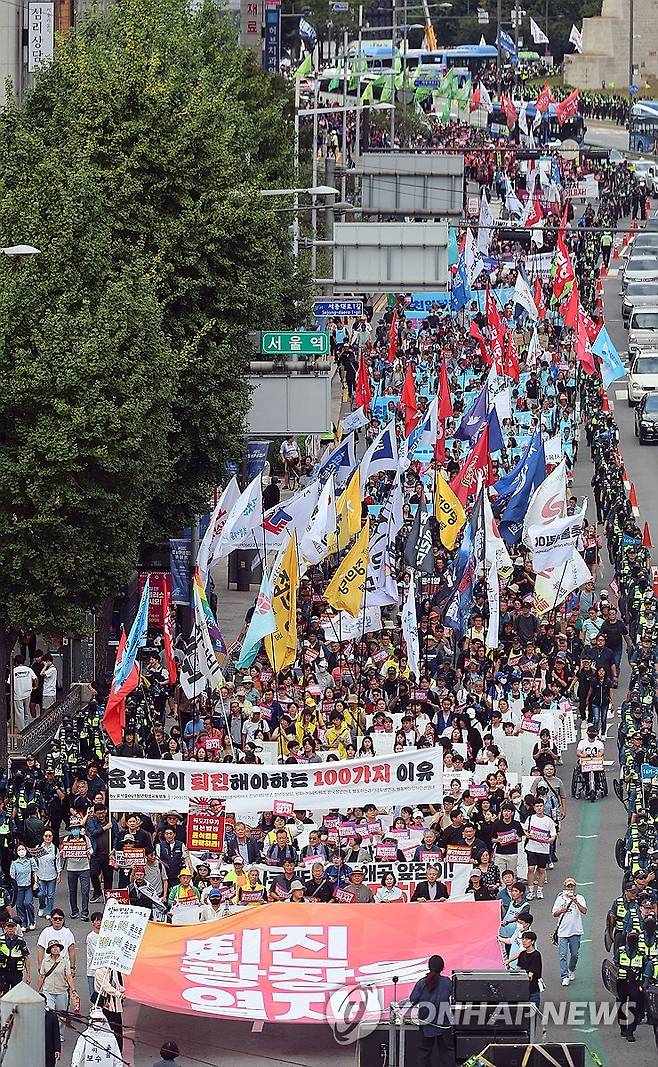 '용산으로' (서울=연합뉴스) 한종찬 기자 = 28일 오후 서울역 앞에서 전국민중행동·윤석열정권퇴진운동본부 주최로 열린 윤석열 정권 퇴진 시국대회에서 참가자들이 집회를 마친 뒤 행진하고 있다. 2024.9.28 saba@yna.co.kr