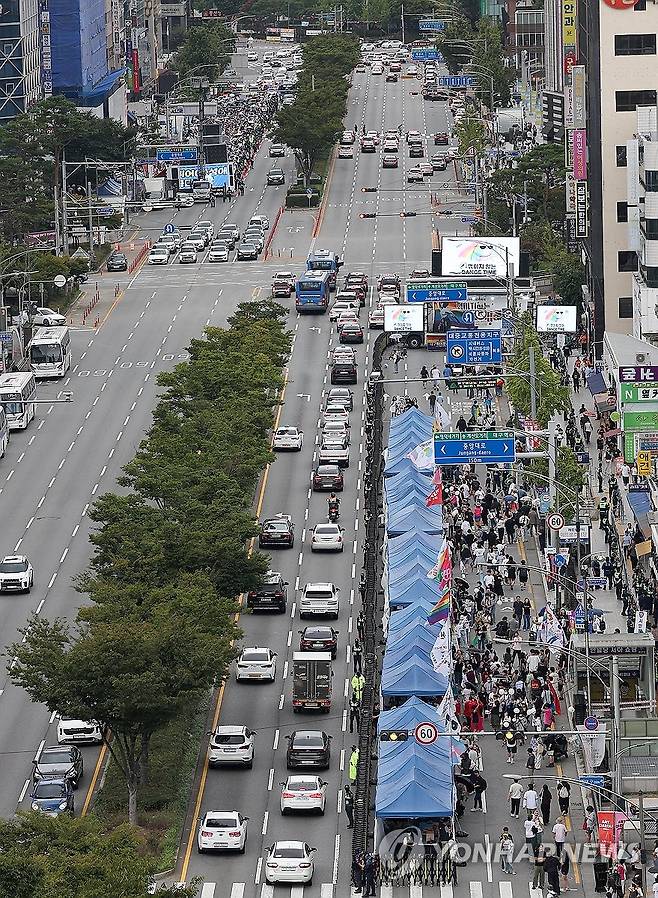 달구벌대로 양방향서 열린 '퀴어축제'와 '퀴어반대집회' (대구=연합뉴스) 윤관식 기자 = 28일 대구 중구 반월당사거리인근 달구벌대로에서 '제16회 대구퀴어문화축제(앞)'와 '대구경북 퀴어 반대 국민대회'가 열리고 있다. 2024.9.28 psik@yna.co.kr
