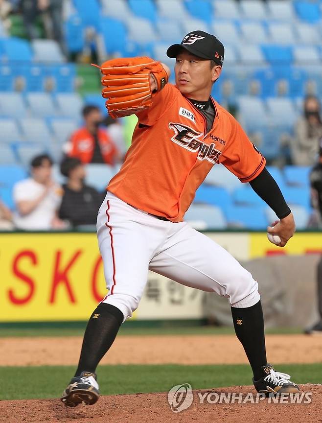 힘차게 공 던지는 한화 마무리 (대전=연합뉴스) 김준범 기자 = 10일 대전한화생명이글스파크에서 열린 프로야구 2022 KBO리그 kt 위즈와 한화 이글스의 경기. 9회초 마운드에 오른 한화 정우람이 역투하고 있다. 2022.4.10 psykims@yna.co.kr