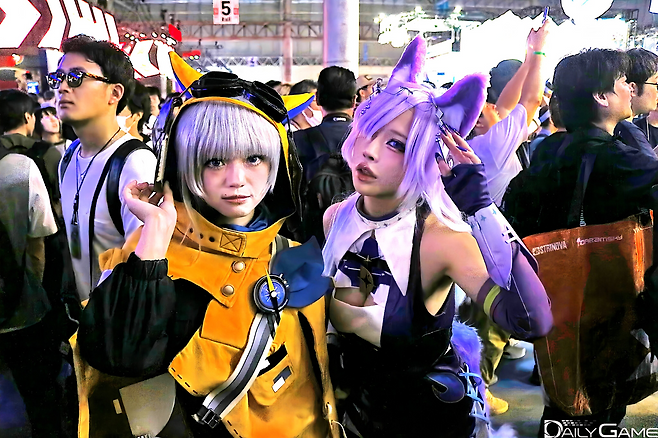 일반 코스어 방문객들도 사진 촬영을 요청하면 흔쾌히 응했습니다.