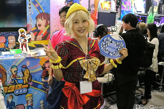 인디 게임 코너에서도 코스튬 플레이는 이어졌습니다.