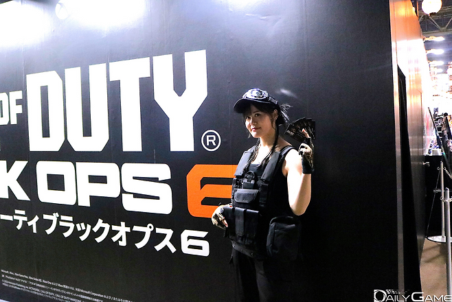 여성 특수부대원 코스어도 매력적이었습니다.