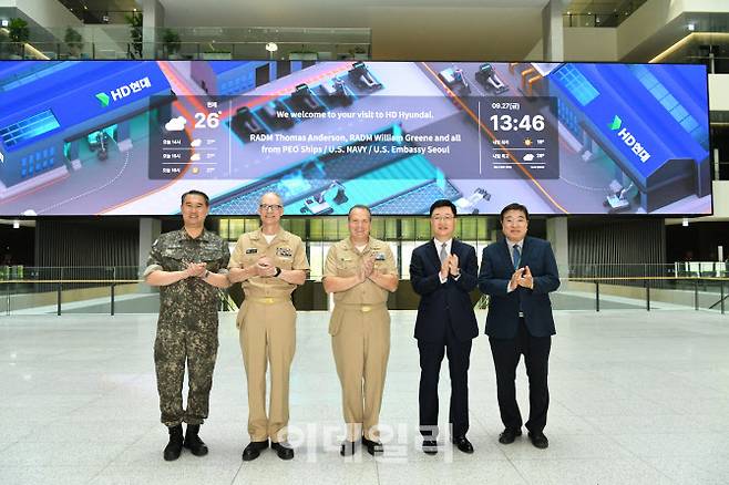 토마스 앤더슨 소장 등 미 해군 고위관계자들이 경기도 판교의 HD현대 글로벌R&D센터를 방문, 함정 분야 협력방안에 대해 논의하고 기념촬영을 하고 있다. 사진=HD현대