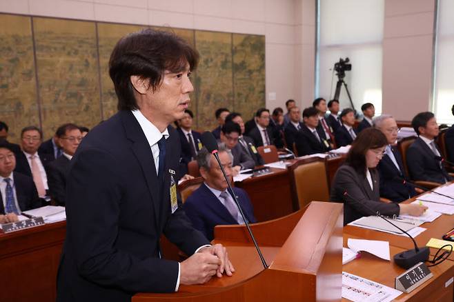 축구 국가대표팀 홍명보 감독이 24일 국회에서 열린 문화체육관광위원회 전체회의에 출석, 의원 질의에 답하고 있다. 사진=연합뉴스