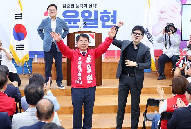 한동훈 국민의힘 대표가 28일 금정구청장 보궐선거에 출마한 윤일현 부산금정구청장 후보 선거사무소에서 열린 개소식에서 윤 후보와 함께 인사하고 있다.(사진 = 연합뉴스)