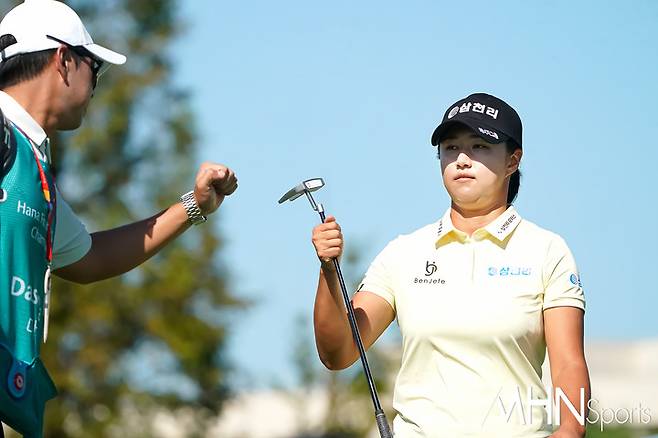 마다솜이 29일 열린 KLPGA 투어 하나금융그룹 챔피언십 최종라운드에서 버디를 잡아낸 후 캐디와 기쁨을 나누고 있다.