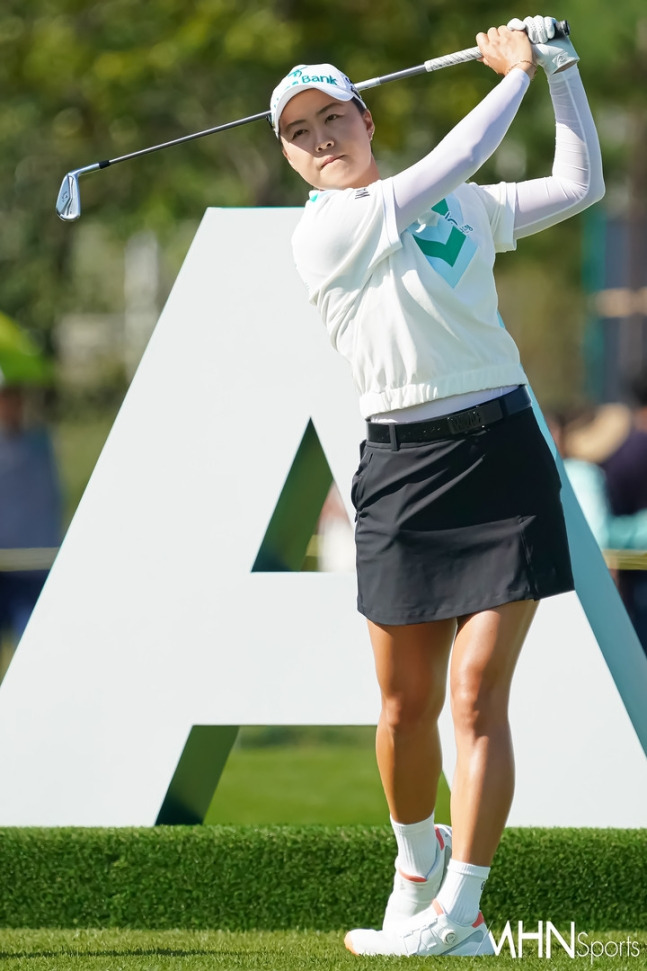 이민지가 29일 열린 KLPGA 투어 하나금융그룹 챔피언십 최종라운드에서 샷을 하고 있다.