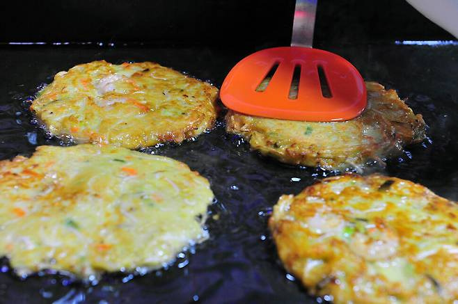 녹두빈대떡에 흔히 돼지고기를 넣는다. 맛도 좋고 영양학적으로 잘 맞는다. 돼지고기가 아미노산을 보완해주어 시너지 효과를 낼 수 있다. [사진=게티이미지뱅크]