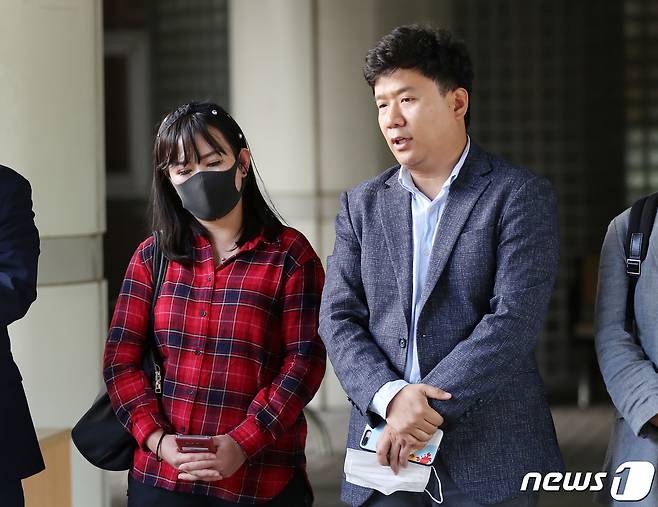 '서울시 공무원 간첩조작 사건' 피해자 유우성씨가 23일 오후 서울 서초구 서울중앙지법 서관 앞에서 열린 유가려, 유우성에 대한 증인신문 관련 기자회견에서 "국가정보원 직원들이 자신의 여동생에게 욕설하고 폭행했다＂며 엄정한 처벌을 촉구하고 있다. 왼쪽은 유우성씨 여동생 유가려씨. 2020.9.23/뉴스1 ⓒ News1 박지혜 기자