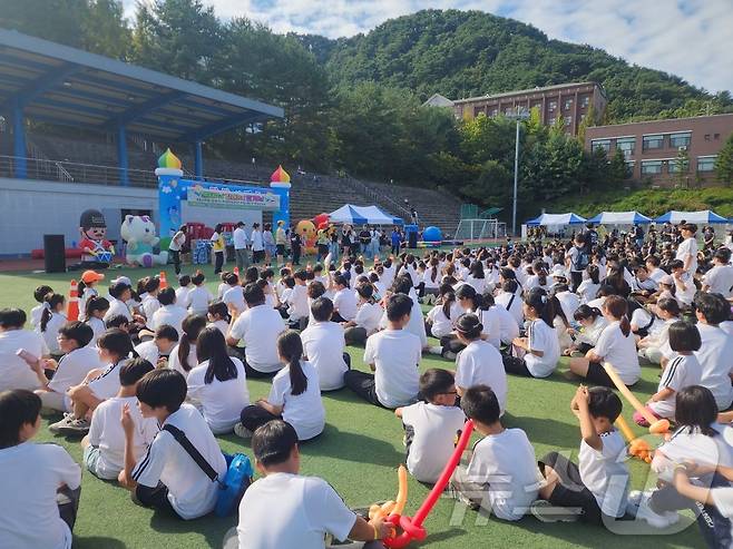 춘천시 지역아동센터 명랑운동회가 지난 28일 한림대학교 운동장에서 한기호·허영 국회의원, 육동한 춘천시장, 이용 아동 및 가족 800여명이 참석한 가운데 열렸다.(춘천시지역아동센터 제공)