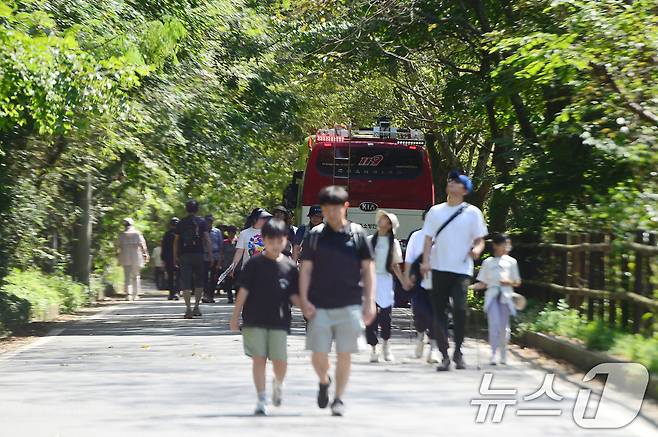 9일 광주 무등산 증심사 인근의 등산객들이 하산하고 있다. 증심사 공양간에서는 이날 오전 용접 작업 중 불꽃이 튀면서 화재가 발생했다. 2024.9.29/뉴스1 ⓒ News1 이승현 기자