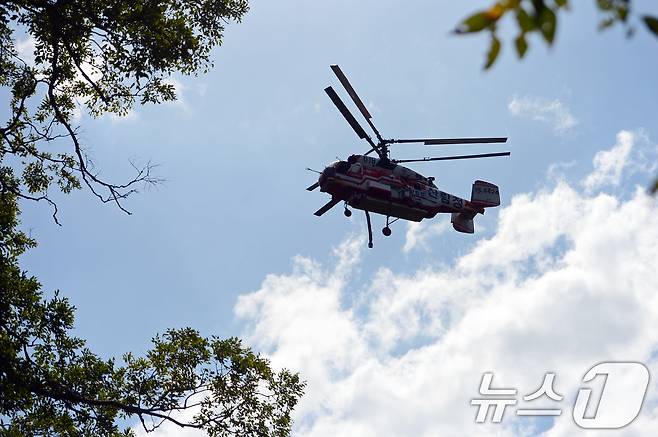 29일 광주 무등산 증심사 일대에서 헬기가 화재를 진압하기 위해 현장에 투입되고 있다. 증심사 공양간에서는 이날 오전 용접 작업 중 불꽃이 튀면서 화재가 발생했다. 2024.9.29/뉴스1 ⓒ News1 이승현 기자