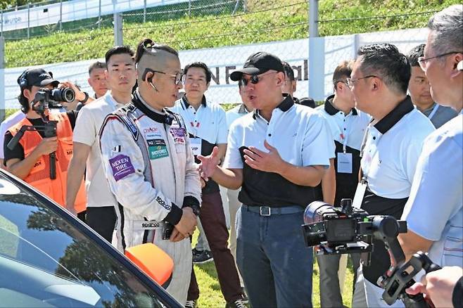 정의선 현대차그룹 회장이 28일 용인 에버랜드 스피드웨이에서 열린 현대 N페스티벌 행사장에 가서 참가자들과 얘기를 나누고 있다.[사진:독자 제공]