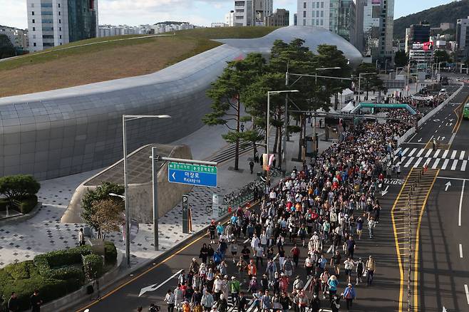 29일 아침 ‘2024 서울 걷자 페스티벌’에 참가한 시민 5000여명이 힘차게 출발하고 있다. 출발 지점인 중구 동대문디자인플라자(DDP·사진 왼쪽 건물) 앞 도로를 가득 메웠다./전기병 기자