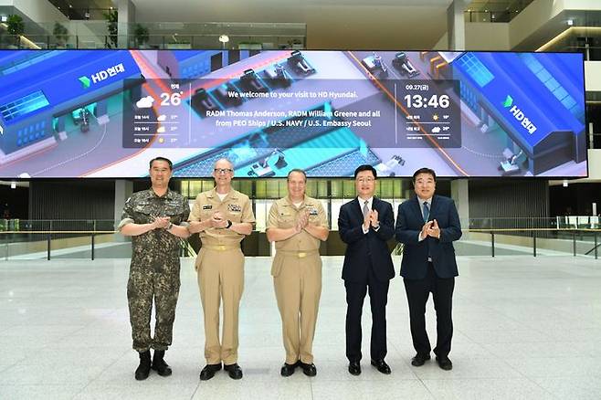 미국 해군 함정사업을 주관하는 고위 관계자들이 27일 경기도 판교 HD현대 글로벌R&D센터를 방문해 기념촬영을 하고 있다. 왼쪽부터 방위사업청 신현승 함정사업부장(해군 준장), 미 해군 윌리엄 그린 소장, 토마스 앤더슨 소장, HD현대중공업 주원호 특수선사업대표, HD한국조선해양 신종계 기술자문.ⓒHD현대