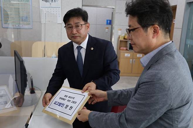 더불어민주당 전남도당 최정훈(왼쪽) 대변인과 박정식 사무처장이 지난 27일 전남경찰청에 조국혁신당 장현 영광군수 후보에 대한 명예훼손 고발장을 접수하고 있다. ⓒ뉴시스