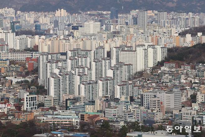 장기 주거종합계획은 주거주거정책의 분야별 중장기 전략을 제시하는 주거 분야 최상위 법정계획으로, 노무현 정부가 정책의 일관성과 예측 가능성 확보를 목적으로 2003년 도입했다. 사진은 서울 남산에서 내려다본 서울시내 아파트 모습이다. 동아일보 DB