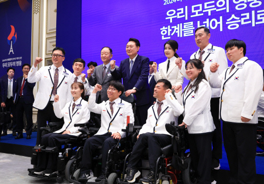 윤석열 대통령과 김건희 여사가 13일 청와대 영빈관에서 열린 '2024 파리 패럴림픽 선수단 격려 오찬'을 마친 뒤 선수단 및 참석자들과 기념 촬영을 하고 있다. 연합뉴스