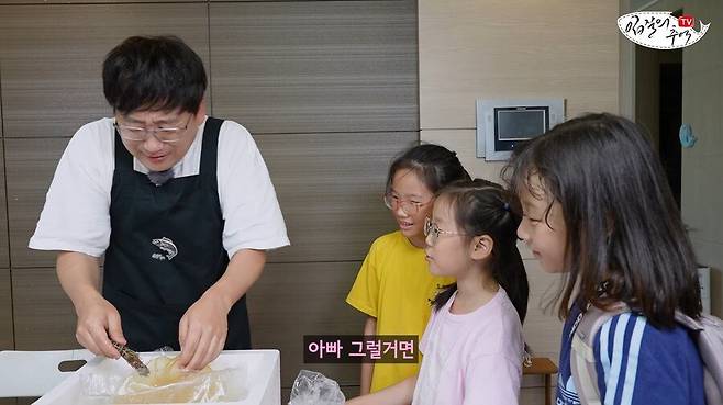 4.jpg 새우 가격에 깜짝 놀란 아이.