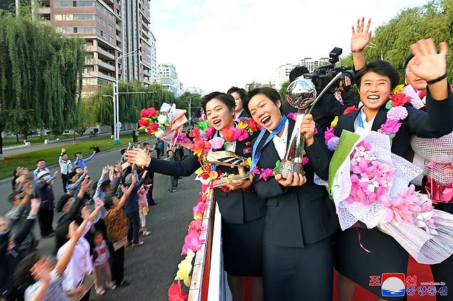 2024년 국제축구연맹(FIFA) U-20 여자 월드컵에서 우승한 북한 선수들이 28일 귀국해 평양 시민들의 환영을 받고 있다. 평양/조선중앙통신 연합뉴스