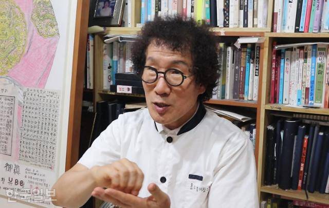 지난 25일 전북 전주의 '비빔소리' 음식점에서 만난 유비빔씨. 비빔문자에 대해 설명하고 있다. 장수현 기자