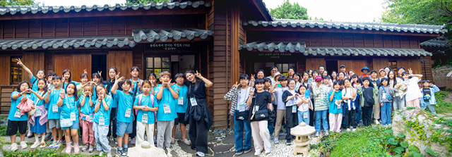 28일 울릉군 도동 박정희 기념관에서 포항소년소녀합창단(왼쪽)과 대구교육학생기자단 학생 및 가족들이 포즈를 취하고 있다. 윤창식 기자