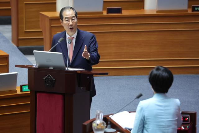 한덕수 국무총리가 12일 오후 국회 본회의장에서 열린 교육·사회·문화 분야 대정부질문에서 더불어민주당 백혜련 의원의 질문에 답하고 있다. 연합뉴스