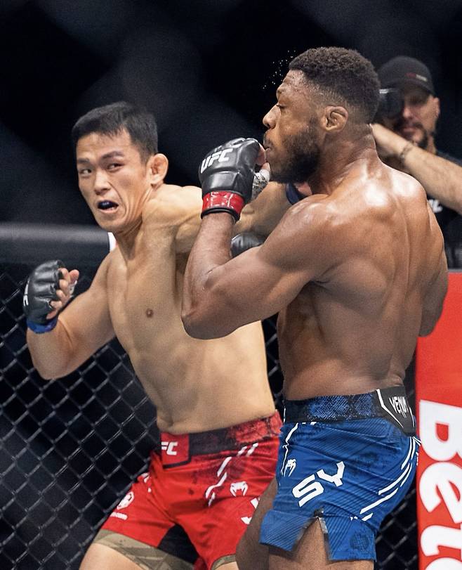 정다운(왼쪽)이 우마르 시에게 졌다. 사진=UFC 코리아 SNS