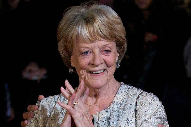 <yonhap photo-6093=""> (FILES) A file photo taken on October 15, 2012, shows British actress Maggie Smith on the red carpet as she arrives to attend the premiere of 'Quartet' during the 56th BFI London Film Festival in London. Oscar-winning British actor Maggie Smith, a star of stage and screen for more than seven decades, died in hospital in London on Friday, September 27, her sons announced. (Photo by ANDREW COWIE / AFP)/2024-09-27 22:56:25/ <저작권자 ⓒ 1980-2024 ㈜연합뉴스. 무단 전재 재배포 금지, AI 학습 및 활용 금지></yonhap>