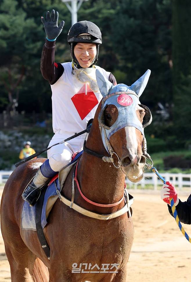 제40회 일간스포츠배대상경주가 29일 오후 한국마사회 렛츠런파크서울 7경주로 개최되었다. 우승한 늘가을과 이혁 기수가 결승선을 통과 한뒤 기뻐하고있다. 1983년 창설돼 올해 40회째를 맞는 일간스포츠배는 대한민국 최초의 언론사배 대상경주로 현재 시행 중인 대상경주 중 1982년 창설된 ‘그랑프리(G1)’에 이어 두 번째로 오랜 역사를 자랑하고있다. 과천=정시종 기자 capa@edaily.co.kr /2024.09.29.