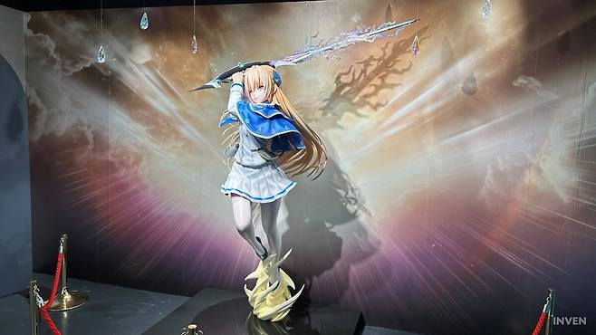 ▲ 시라카와 유이나가 칼을 들고 반겨준다