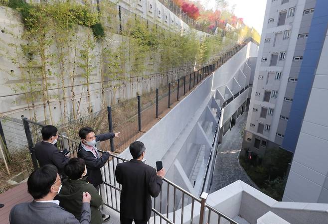 지난 2021년 11월 2일 국민의힘 의원들이 경기 성남 분당구 백현동의 이른바 ‘옹벽 아파트’를 찾아 현장을 둘러보고 있다. 연합뉴스