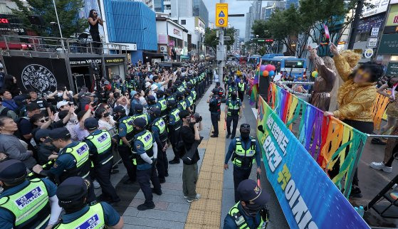 지난 28일 오후 대구 중구 동성로 대중교통전용지구에서 제16회 대구퀴어문화축제 퍼레이드가 열리고 있다. 연합뉴스