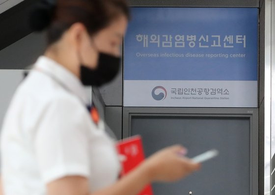 지난달 18일 인천국제공항 해외감염병신고센터 앞으로 공항 관계자가 지나가고 있다. 엠폭스(MPOX·옛 명칭 원숭이 두창) 확산으로 세계보건기구(WHO)가 비상사태를 선언한 가운데 질병관리청이 국내 검역 등 대응 체계를 강화한다고 밝혔다. 사진 뉴스1