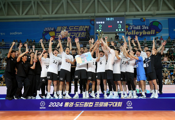 The Cheonan Hyundai Capital Skywalkers celebrate winning the 2024 Korea Volleyball Federation Cup at Tongyeong Gymnasium in Tongyeong, South Gyeongsang on Saturday. [NEWS1]