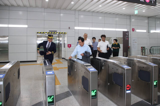 지난 10일 주광덕 남양주시장과 시 관계자들이 별내선 개통 한 달을 맞아 출근길 점검을 실시했다. 남양주시 제공