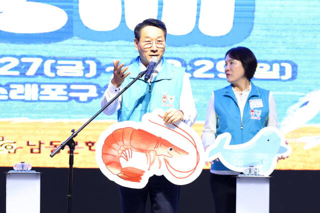 유정복 시장이 지난 27일 소래포구 해오름광장에서 열린 '제24회 소래포구 축제'에서 축사를 하고 있다. 인천시 제공