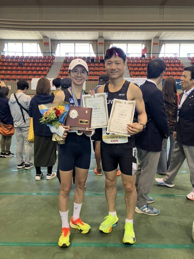 29일 일본 크리스탈공원에서 열린 제16회 아사히카와시 하프마라톤대회에서 수원시마라톤클럽의 김은아씨(왼쪽)와 임준혁씨가 각각 40대부 여자 1위, 남자6위를 차지한 후 기념촬영을 했다. 수원시체육회 제공