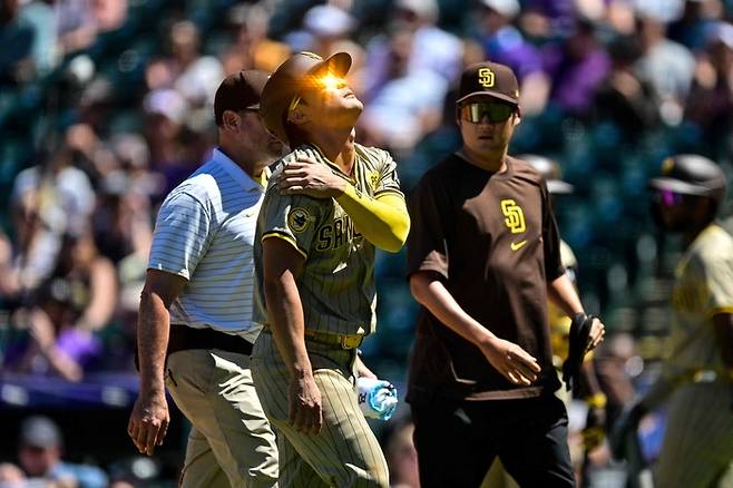 지난 8월 18일 열린 MLB 콜로라도와 경기 도중 샌디에이고 김하성이 다친 오른쪽 어깨 부위를 만지면서 더그아웃을 향해 걸어가고 있다. AFP연합뉴스