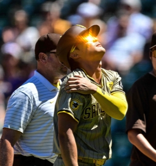 지난 8월 18일 열린 MLB 콜로라도와 경기 도중 샌디에이고 김하성이 다친 오른쪽 어깨 부위를 만지면서 더그아웃을 향해 걸어가고 있다. [사진=AFP연합뉴스]